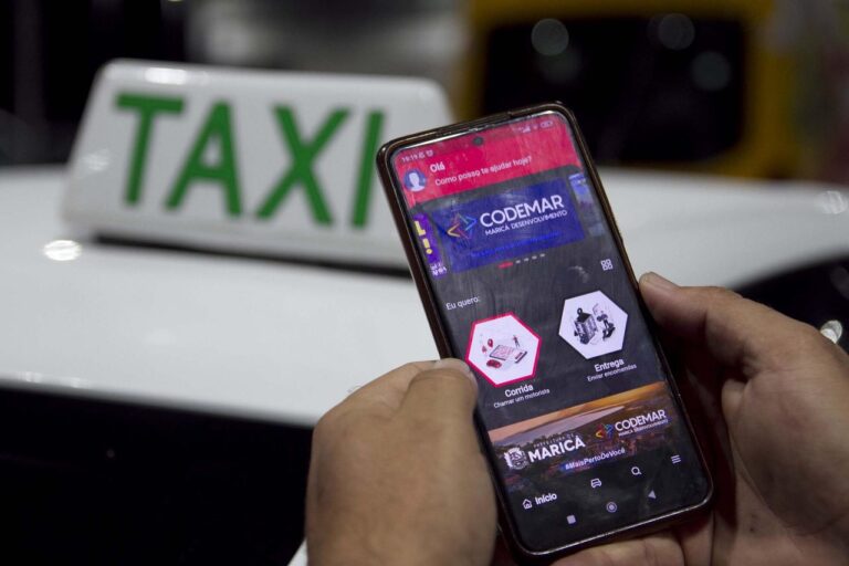 Codemar apresenta sistema do Mumbucar aos taxistas cadastrados