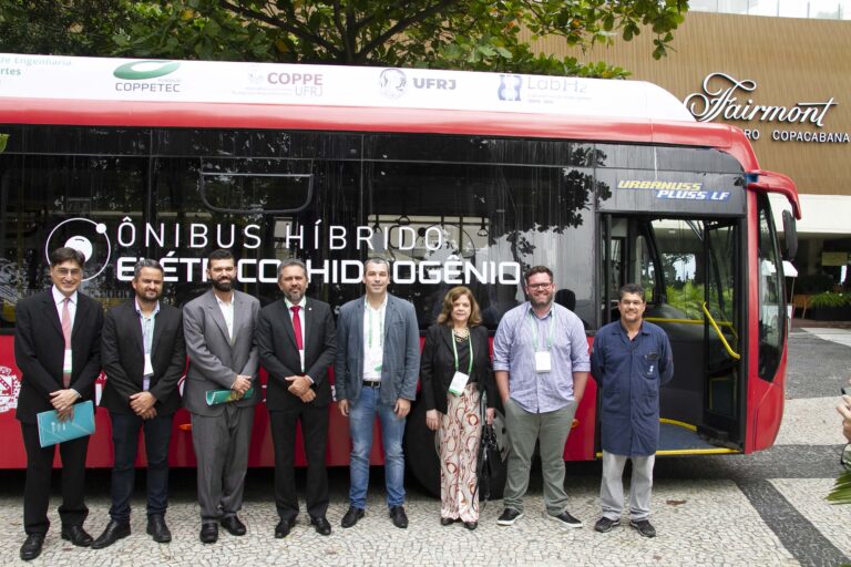 Ônibus a hidrogênio de Maricá é exibido em encontro internacional em Copacabana