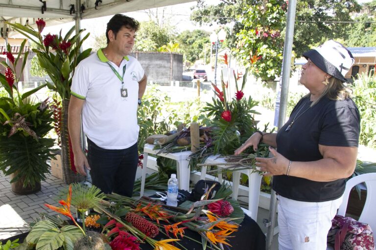 Inova realiza curso de arranjos de flores tropicais