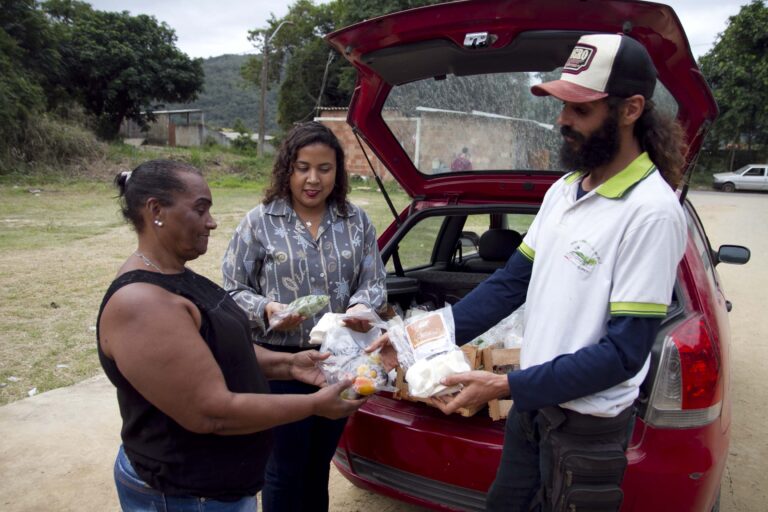 Tomates coloridos produzidos pelo Inova Agroecologia chegam à mesa dos maricaenses