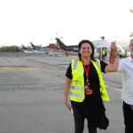 Hamilton Lacerda (Pres. da Codemar) e Marta Maggi (Dir. de Operações do Aeroporto de Maricá) vistoriando aeronaves da Omini – Foto Leonardo Fonseca (1)