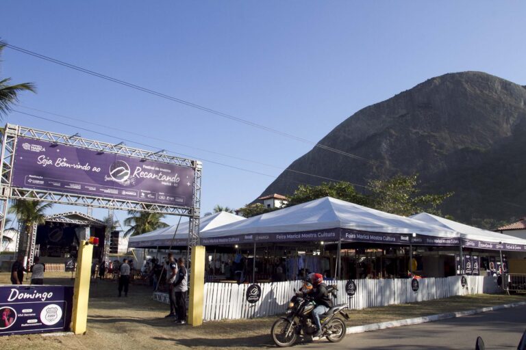 Estreia do Festival de Inverno Recantando é aprovada pelo público em Itaipuaçu