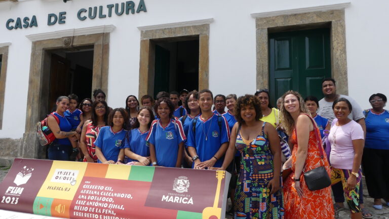 Estudantes da Escola Municipal Professor Darcy Ribeiro visitam exposição de fotos do antropólogo sobre povos originários