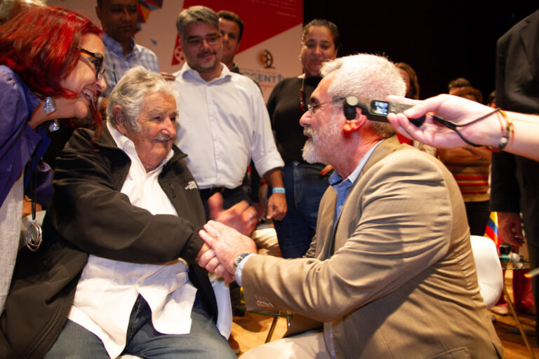 Visita de José Mujica lota teatro da Uerj, em evento com apoio da Codemar
