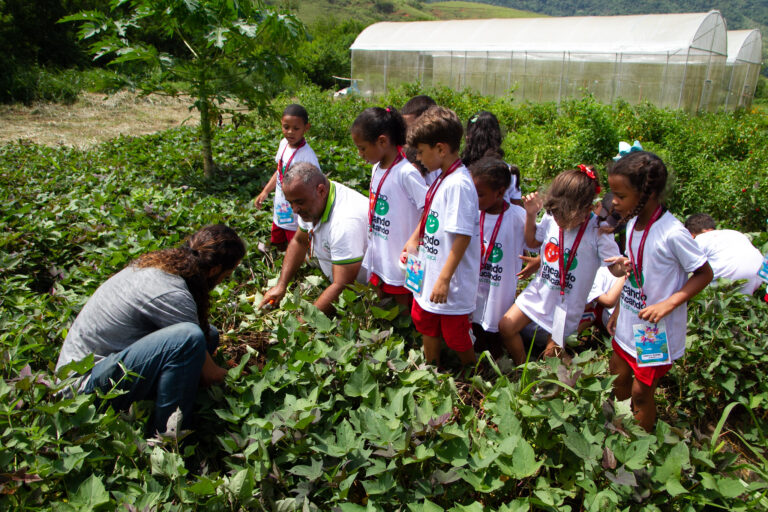 Primeiro dia do ‘Brincando e Educando nas Férias em Maricá’ inclui visitação às plantações do Inova Agroecologia