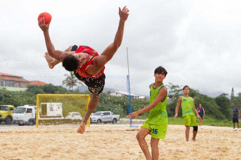 Campeonato leva futuras estrelas do handebol de praia para Barra de Maricá