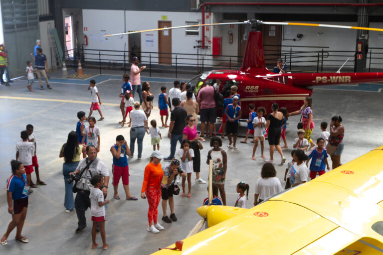 Aeroporto de Maricá recebe visita de estudantes municipais em colônia de férias