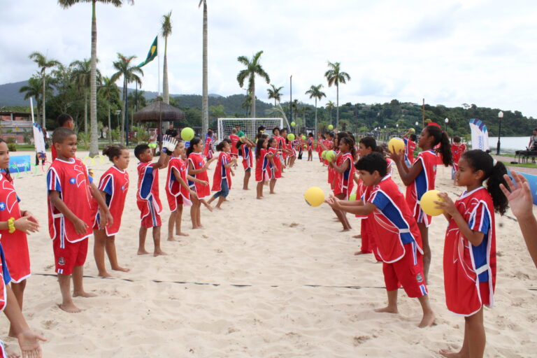 Handebol de areia conquista crianças em Maricá, que abre mais um núcleo para o esporte