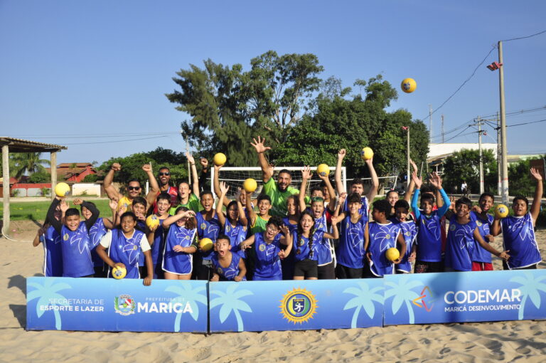 Atletas da seleção brasileira de handebol de praia visitam núcleos da modalidade em Maricá