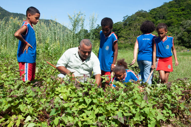 Alunos da rede municipal de Maricá aprendem sobre cultivos orgânicos e alimentação saudável