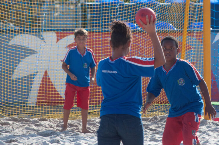 Maricá tem colônia de férias gratuita com aulas de handebol de praia