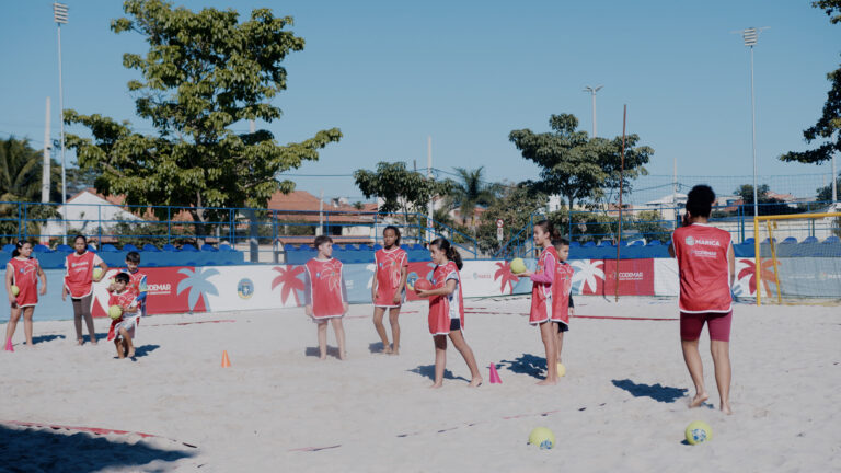 Maricá recebe festival de férias de handebol de praia e modalidade surpreende alunos