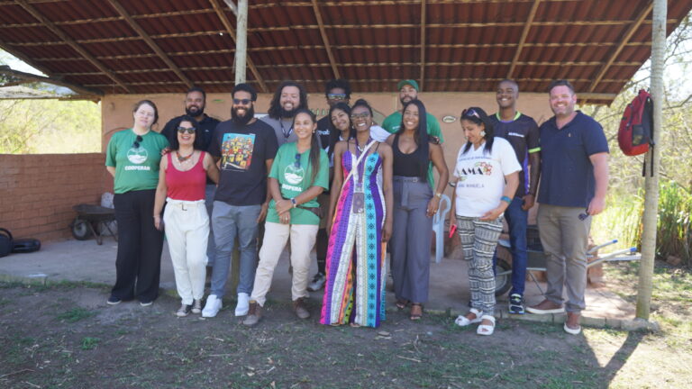 Afroreggae visita loteamento Manu Manuela