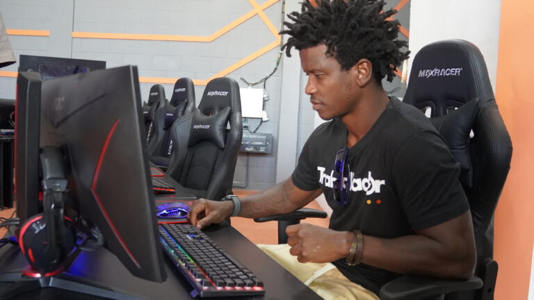 Galpão Tecnológico recebe visita da equipe do Afrogames