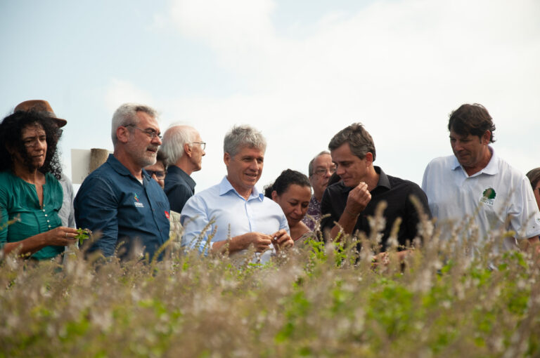 Ministro do Desenvolvimento Agrário visita projetos de produção de alimentos e fármacos da Codemar