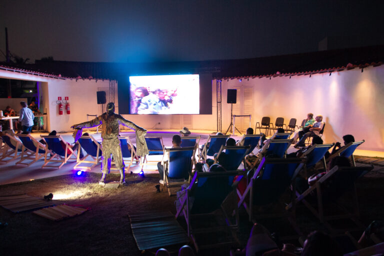 Cine Quintal da Casa Darcy Ribeiro estreia com filme à beira mar