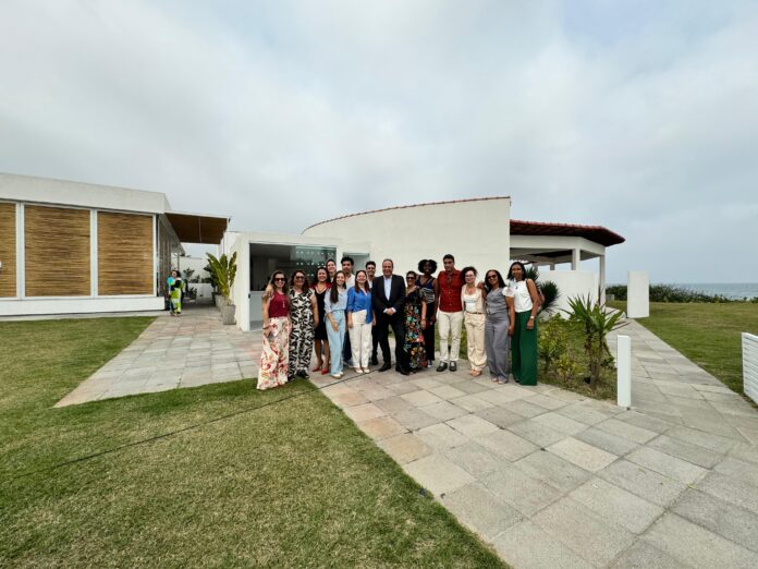 Serge Borg (de preto, ao centro) e a comitiva da embaixada e da Educação. Foto: divulgação