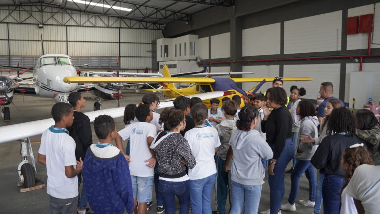 Estudantes da rede pública visitam o Aeroporto de Maricá e aprendem na prática conceitos que estão vendo em sala de aula