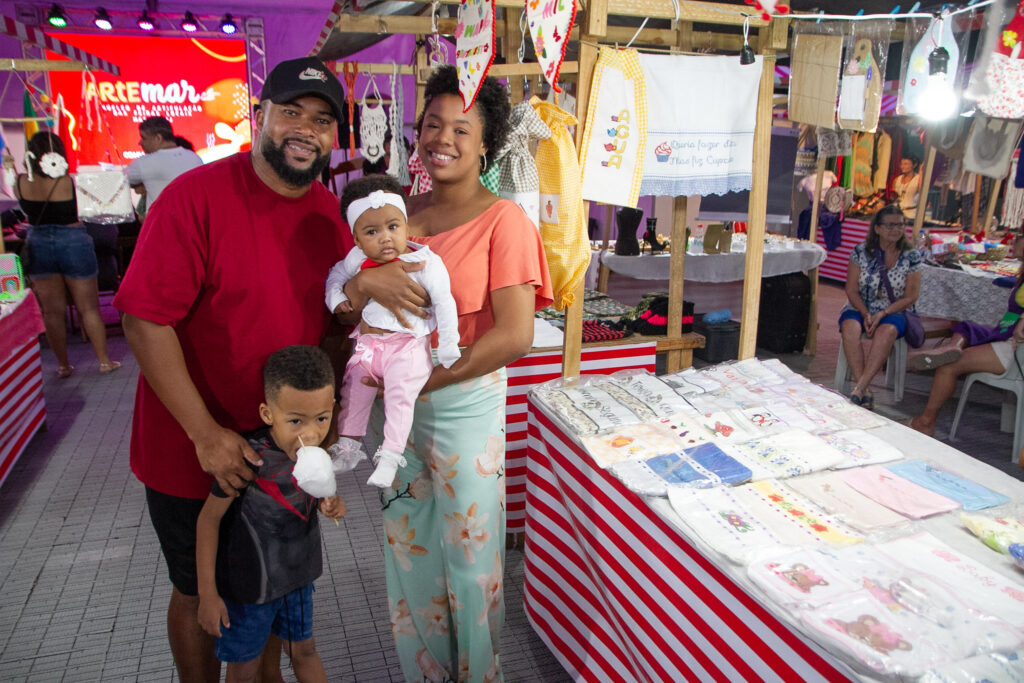 Dayana com seu marido e filhos: Dia das Crianças especial. Foto: Leonardo Fonseca 