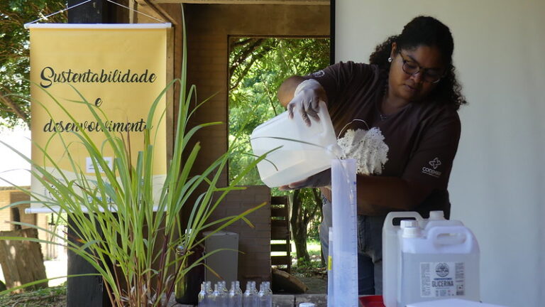 Farmacopeia Mari’ká realiza oficina de loção de citronela