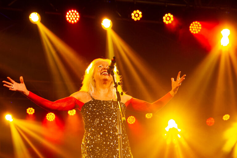 Tetê Espíndola fecha primeiro dia de Festival da Canção – Escrito nas Estrelas com clássicos da música brasileira 