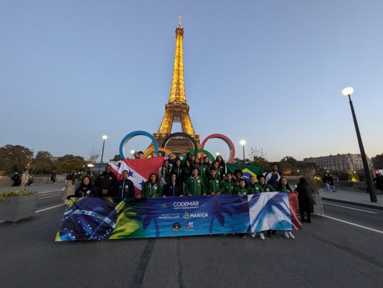 Torre Eiffel e passeio nas ruas de Paris: jovens maricaenses se despedem de intercâmbio na França