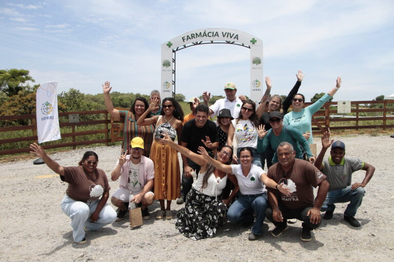 Visita guiada apresenta cultivos da Farmácia Viva à população
