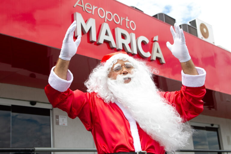 Papai Noel embarca no Aeroporto de Maricá para fazer o Natal de 400 crianças em Pindobas