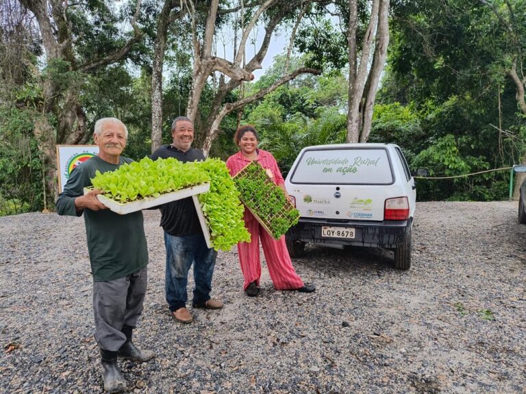 Projetos agroecológicos da Codemar realizam assistência técnica com Associação de Agricultores do Caju