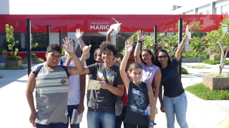 Adolescentes visitam o Aeroporto de Maricá e tiram dúvidas sobre aviação