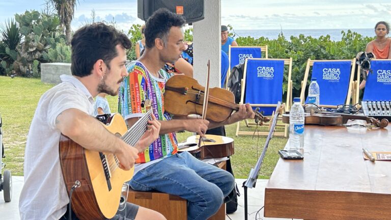 Música, arte, piscininhas e cadeiras de uso gratuito no ‘Verão no Museu’ na Praia de Cordeirinho, em Maricá