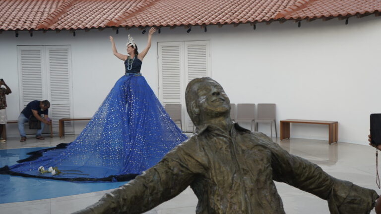 Artista encena coreografia sobre Iemanjá no pátio da Casa Darcy Ribeiro. Foto: Paulo Ávila