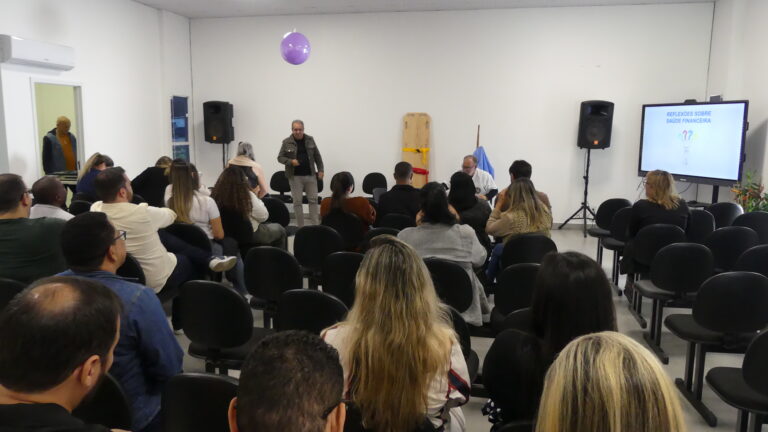 Codemar promove palestra sobre educação financeira para colaboradores