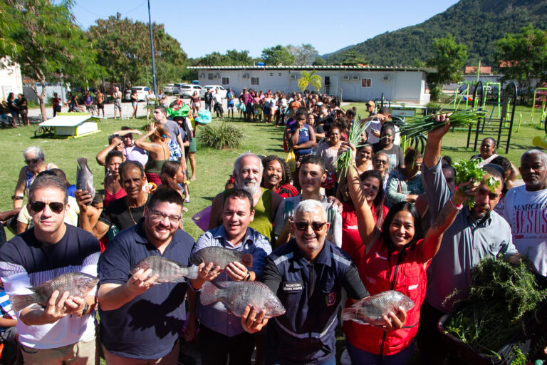 Moradores do ‘Minha Casa, Minha Vida’ em Itaipuaçu recebem tilápias cultivadas no Ciamar